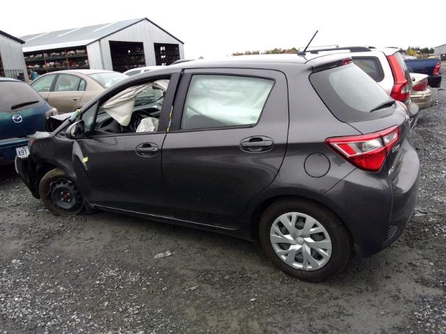 VNKKTUD35JA089367 - 2018 TOYOTA YARIS L CHARCOAL photo 3