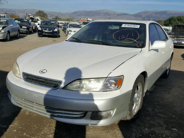 JT8BF28G1Y5083374 - 2000 LEXUS ES 300 WHITE photo 2