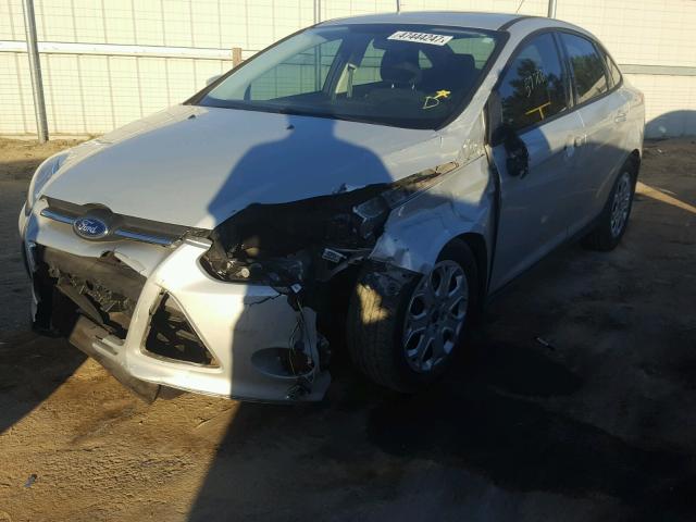 1FAHP3F25CL408513 - 2012 FORD FOCUS SE GRAY photo 2