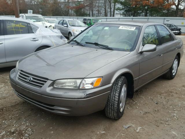 4T1BF22KXWU044893 - 1998 TOYOTA CAMRY CE GRAY photo 2