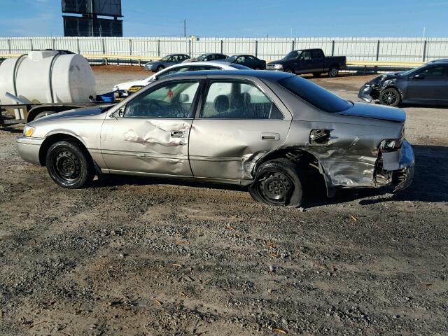 4T1BF28K9WU043953 - 1998 TOYOTA CAMRY CE GOLD photo 10