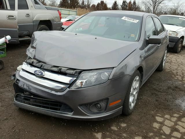 3FAHP0HA8BR127504 - 2011 FORD FUSION SE GRAY photo 2