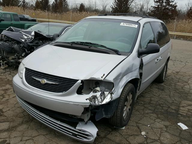 2C4GP74L12R792675 - 2002 CHRYSLER TOWN & COU SILVER photo 2