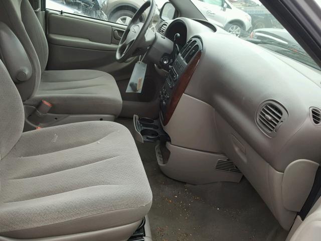 2C4GP74L12R792675 - 2002 CHRYSLER TOWN & COU SILVER photo 5