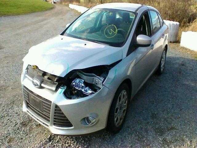 1FAHP3F25CL140868 - 2012 FORD FOCUS SE SILVER photo 2