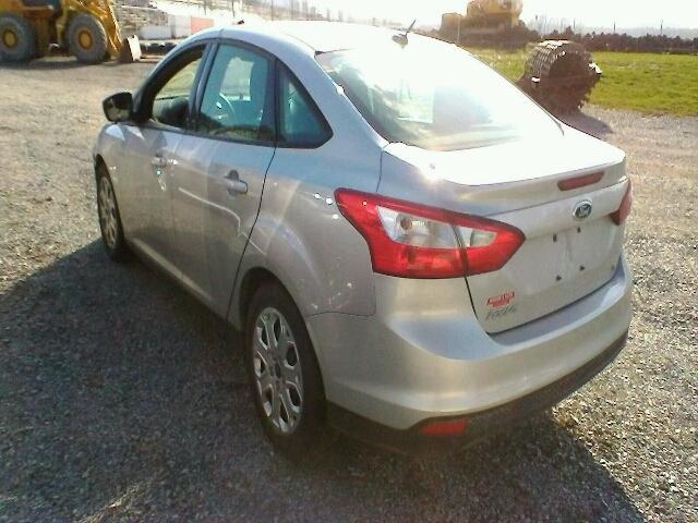 1FAHP3F25CL140868 - 2012 FORD FOCUS SE SILVER photo 3