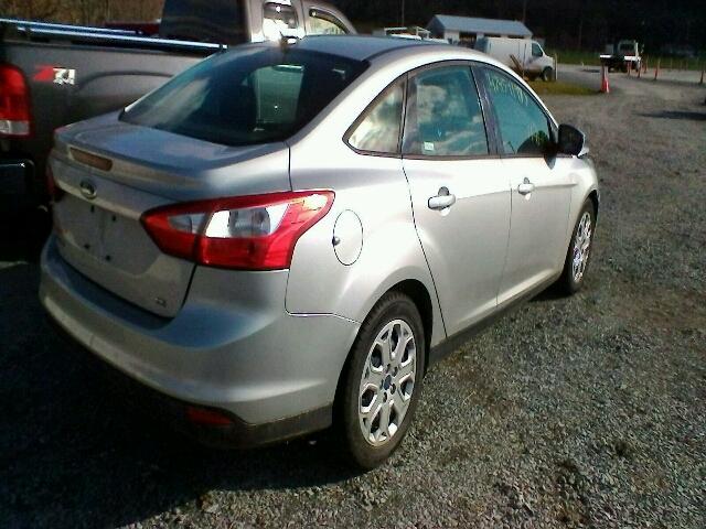 1FAHP3F25CL140868 - 2012 FORD FOCUS SE SILVER photo 4