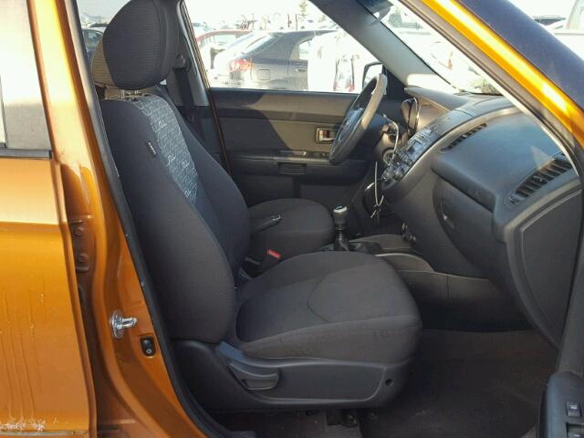 KNDJT2A23B7227748 - 2011 KIA SOUL + ORANGE photo 5