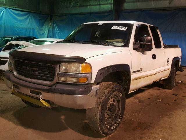 1GTGK29U32Z172743 - 2002 GMC NEW SIERRA WHITE photo 2