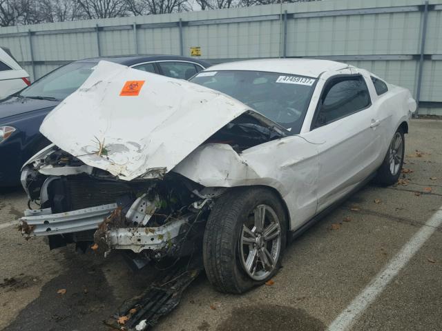 1ZVBP8AM0C5210476 - 2012 FORD MUSTANG WHITE photo 2