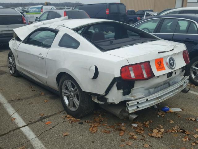 1ZVBP8AM0C5210476 - 2012 FORD MUSTANG WHITE photo 3