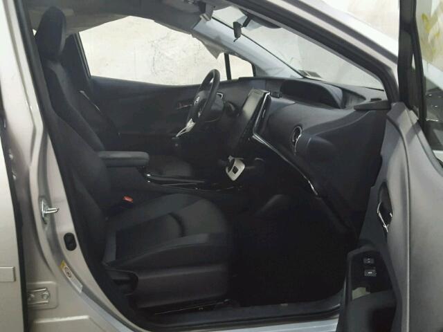 JTDKARFP7H3057952 - 2017 TOYOTA PRIUS PRIM 银色 照片 5
