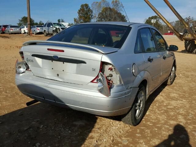 1FAFP3437YW356634 - 2000 FORD FOCUS SE SILVER photo 4