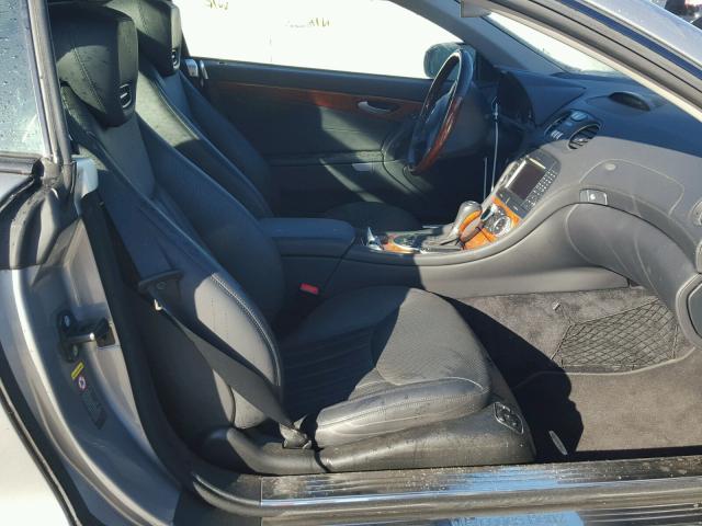 WDBSK71F89F149246 - 2009 MERCEDES-BENZ SL 550 GRAY photo 5