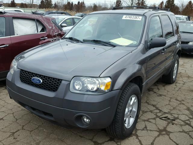 1FMCU93196KA12697 - 2006 FORD ESCAPE XLT GRAY photo 2