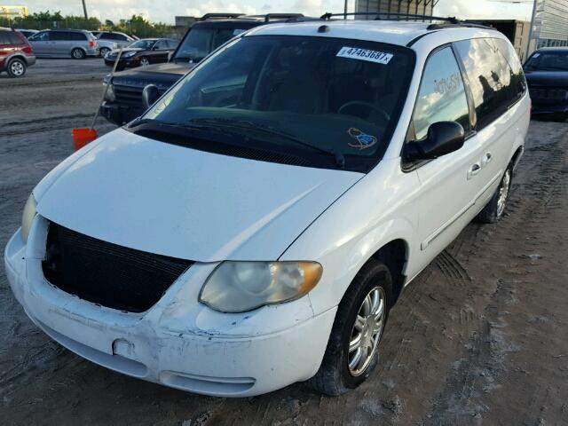 2C4GP54L15R470708 - 2005 CHRYSLER TOWN & COU WHITE photo 2