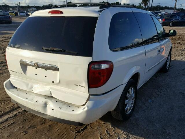 2C4GP54L15R470708 - 2005 CHRYSLER TOWN & COU WHITE photo 4