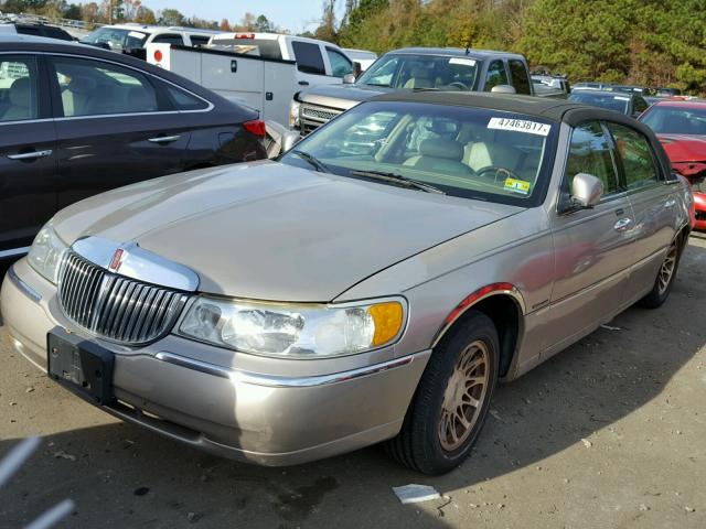 1LNHM82W62Y612002 - 2002 LINCOLN TOWN CAR S GOLD photo 2