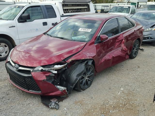 4T1BK1FK5FU566184 - 2015 TOYOTA CAMRY XSE RED photo 2