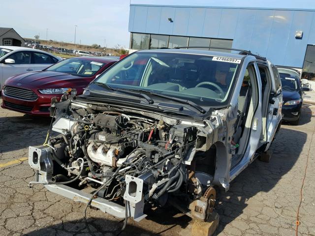 2A8HR54P28R817400 - 2008 CHRYSLER TOWN & COU SILVER photo 2