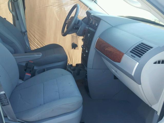 2A8HR54P28R817400 - 2008 CHRYSLER TOWN & COU SILVER photo 5