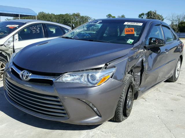 4T4BF1FK3GR539867 - 2016 TOYOTA CAMRY LE 灰色 照片 2