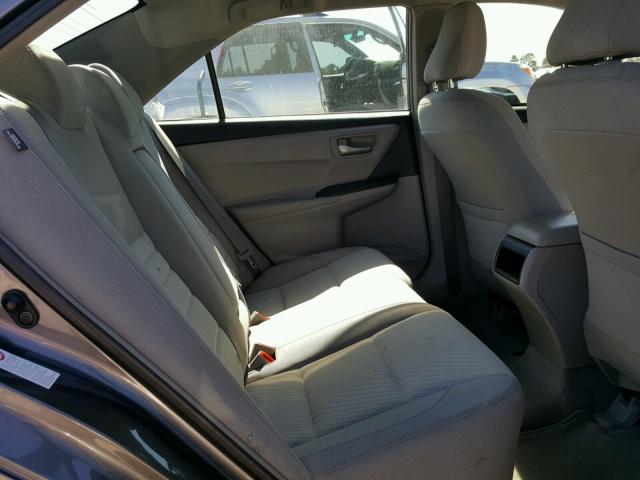 4T4BF1FK3GR539867 - 2016 TOYOTA CAMRY LE 灰色 照片 6