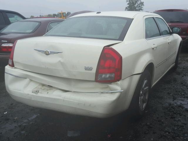 2C3KA53G37H731172 - 2007 CHRYSLER 300 TOURIN WHITE photo 4