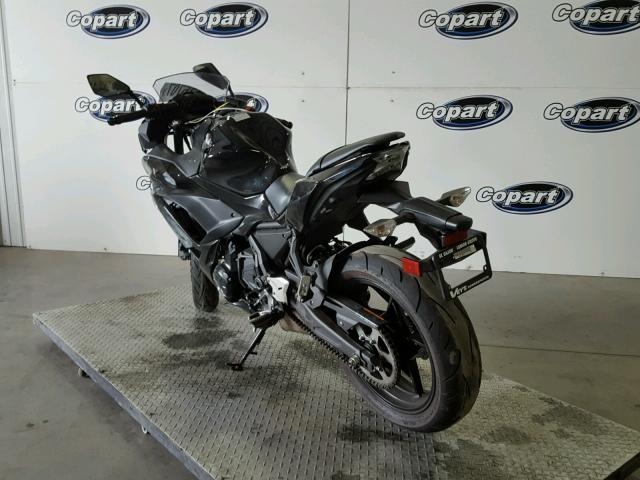 JKAEXEJ16HDA01886 - 2017 KAWASAKI EX650 J შავი ფოტო 3