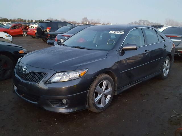 4T1BF3EK5BU194485 - 2011 TOYOTA CAMRY BASE GRAY photo 2