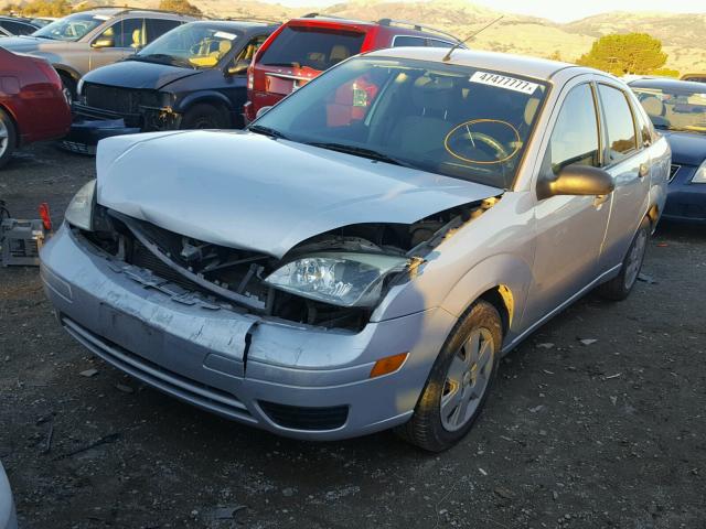 1FAHP34N66W215884 - 2006 FORD FOCUS ZX4 SILVER photo 2