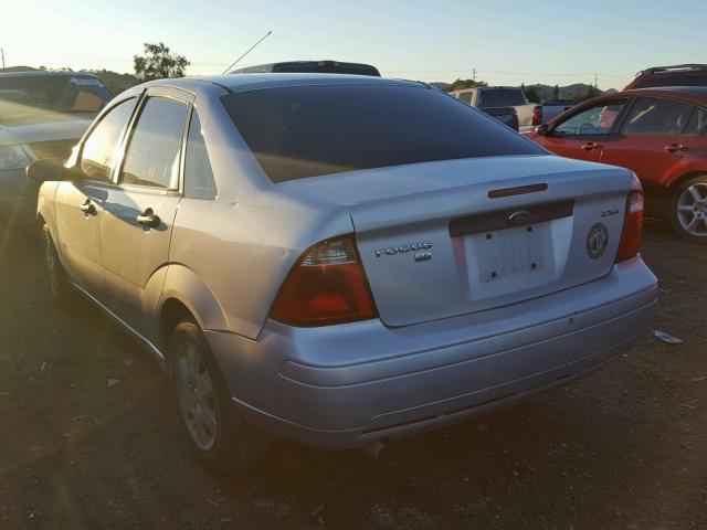 1FAHP34N66W215884 - 2006 FORD FOCUS ZX4 SILVER photo 3