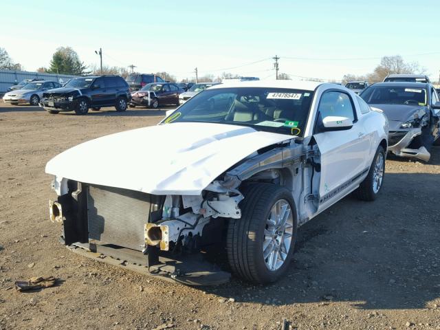 1ZVBP8AM9C5274029 - 2012 FORD MUSTANG WHITE photo 2