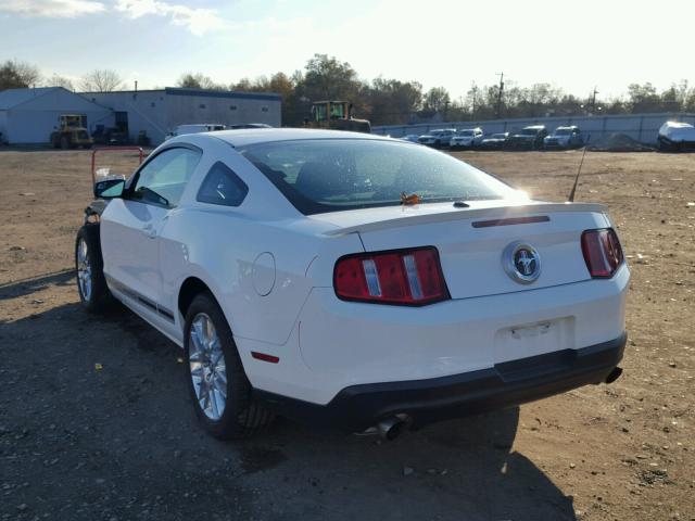 1ZVBP8AM9C5274029 - 2012 FORD MUSTANG WHITE photo 3