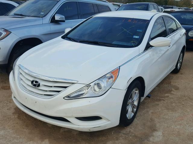 5NPEB4AC0DH698361 - 2013 HYUNDAI SONATA GLS WHITE photo 2