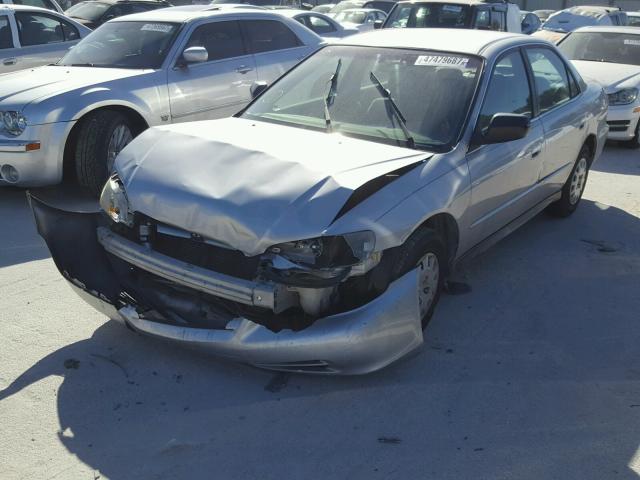 1HGCF86631A114349 - 2001 HONDA ACCORD VAL SILVER photo 2