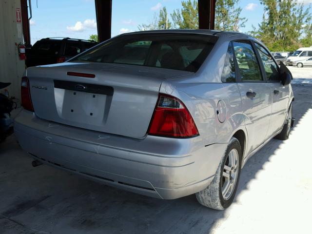 1FAFP34N77W146194 - 2007 FORD FOCUS ZX4 GRAY photo 4