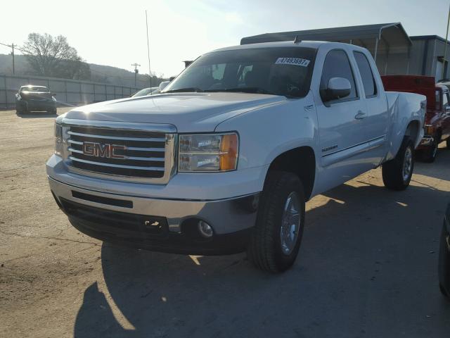 1GTR2VE31BZ174935 - 2011 GMC SIERRA K15 WHITE photo 2