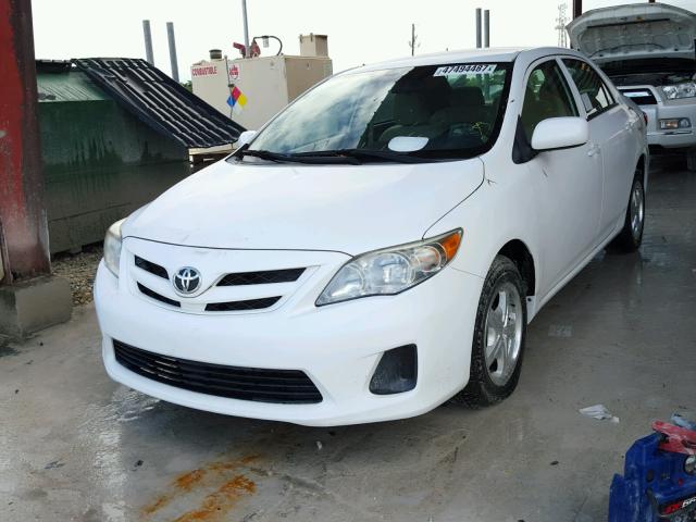 2T1BU4EE4DC967618 - 2013 TOYOTA COROLLA BA WHITE photo 2