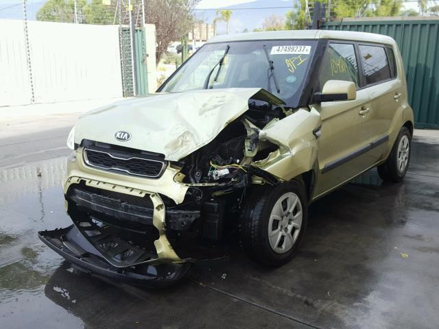 KNDJT2A54D7521303 - 2013 KIA SOUL GREEN photo 2