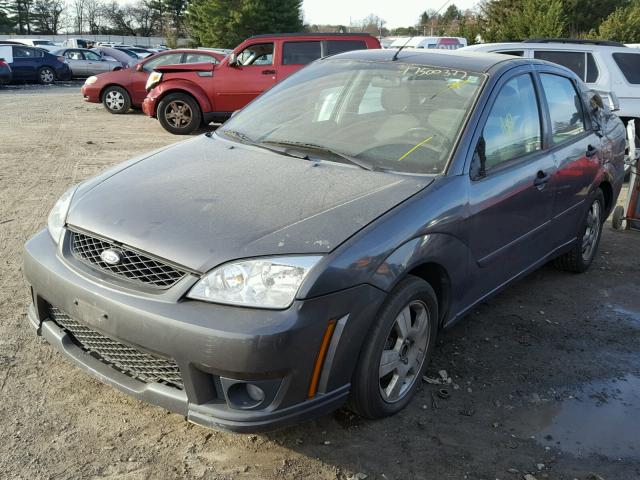 1FAHP34N56W152776 - 2006 FORD FOCUS ZX4 GRAY photo 2