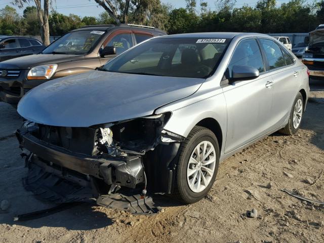 4T1BF1FK7FU897420 - 2015 TOYOTA CAMRY LE 银色 照片 2