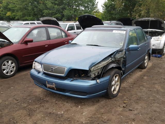 YV1LS5546W2412785 - 1998 VOLVO S70 BLUE photo 2