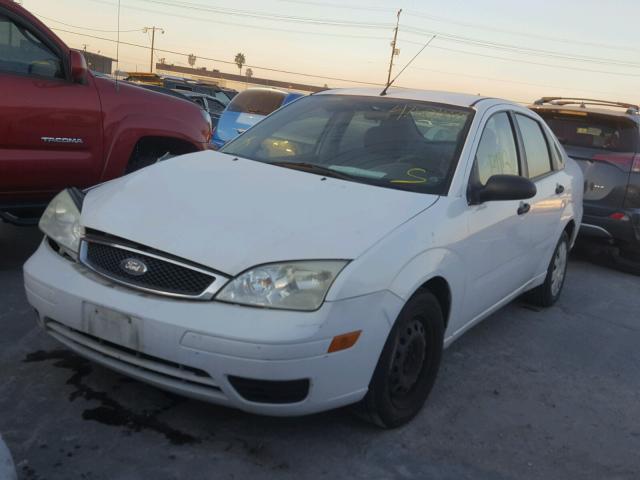 1FAFP34N45W311809 - 2005 FORD FOCUS ZX4 WHITE photo 2