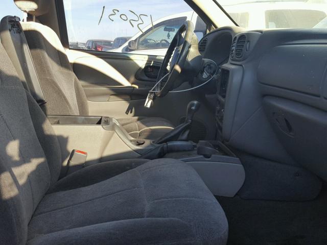 1GNDT13S542414288 - 2004 CHEVROLET TRAILBLAZE SILVER photo 5