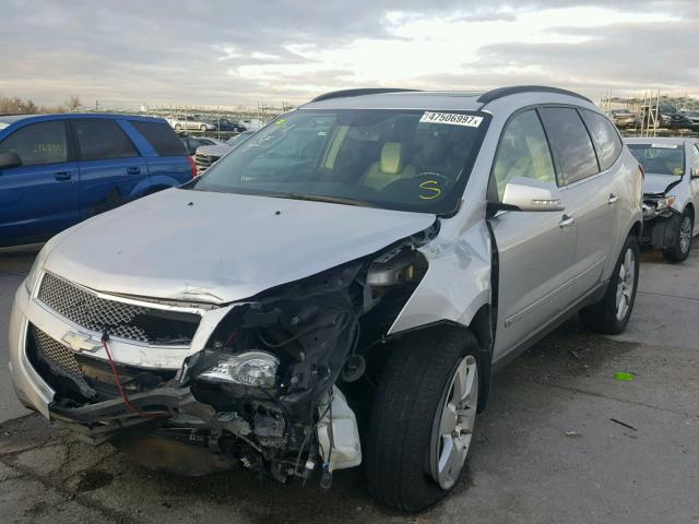 1GNEV33D09S100258 - 2009 CHEVROLET TRAVERSE L SILVER photo 2