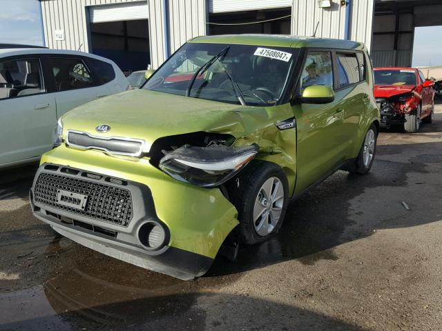 KNDJN2A22F7782741 - 2015 KIA SOUL GREEN photo 2