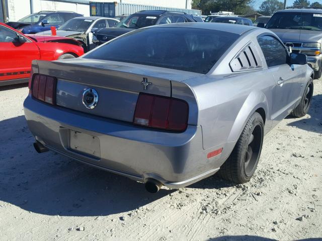 1ZVFT82H565245517 - 2006 FORD MUSTANG GT GRAY photo 4