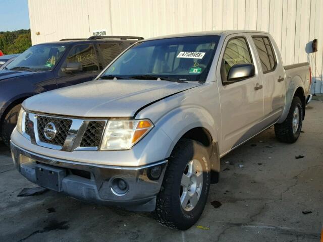 1N6AD07W96C471457 - 2006 NISSAN FRONTIER C SILVER photo 2
