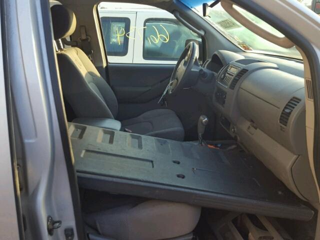 1N6AD07W96C471457 - 2006 NISSAN FRONTIER C SILVER photo 5